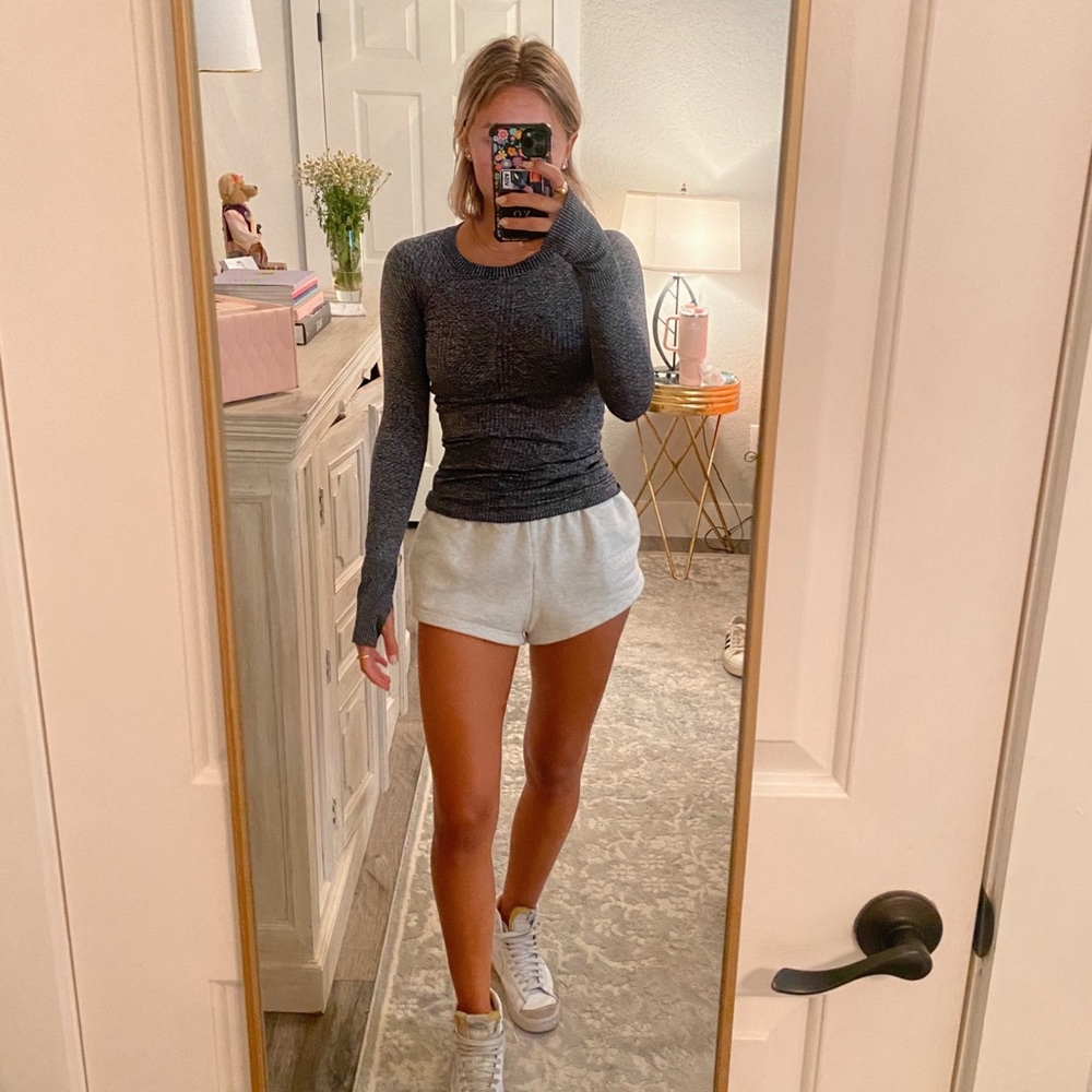 lululemon workout top, never worn but no tags